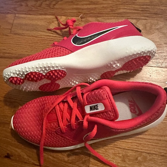 NIKE Women’s Roche G spikeless Golf Shoes size 9 worn once EUC red & black - Picture 3 of 6